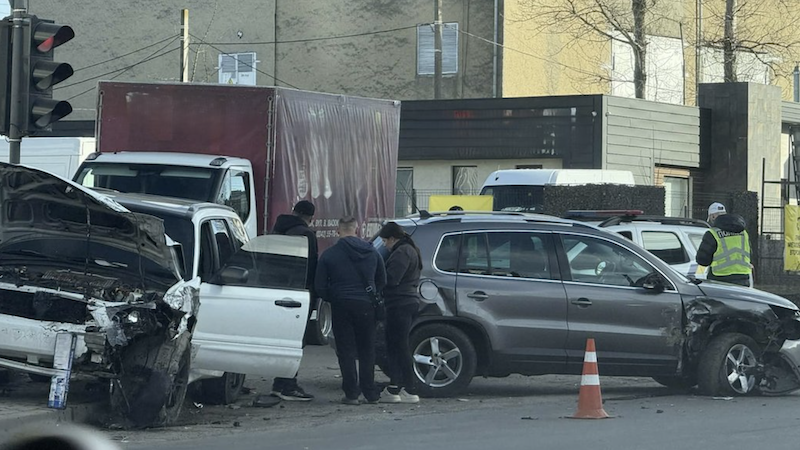 ДТП на Івасюка у Франківську: зіткнулися Volkswagen Tiguan, Subaru та Iveco, чотирьох госпіталізовано