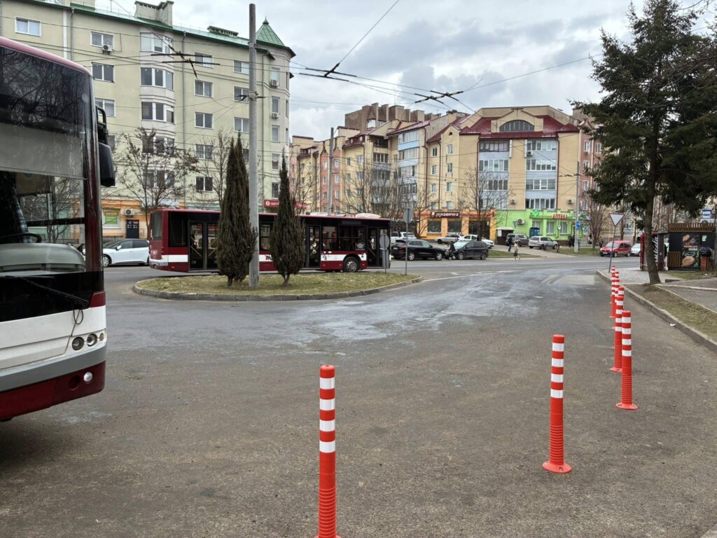 В Івано‑Франківську звузили проїжджу частину на вулиці Федьковича і встановили делініатори