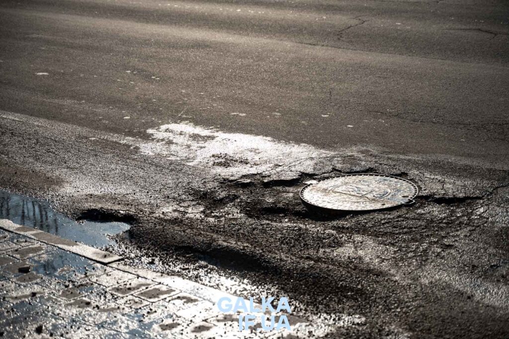 Ремонт вулиці Довженка в Івано‑Франківську: зрізають верхній шар покриття та укладають нові шари