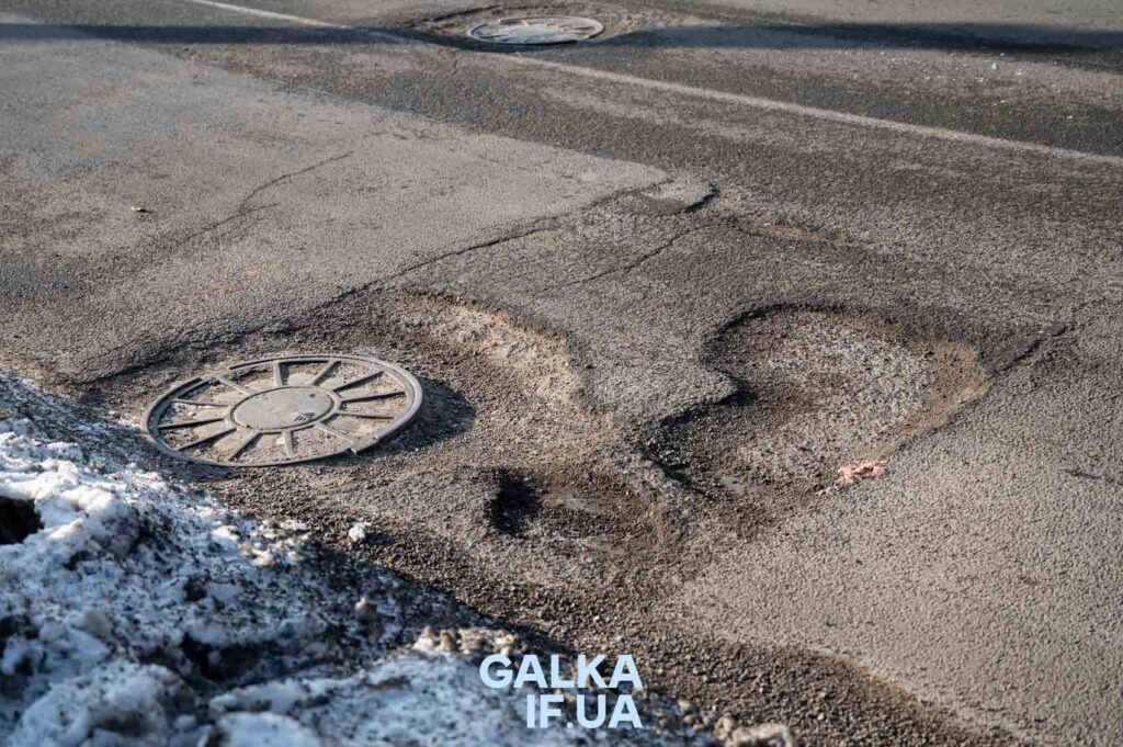 Фрезування і новий шар асфальту: на трасі Н‑09 біля Поплавників почали ліквідацію аварійної ділянки