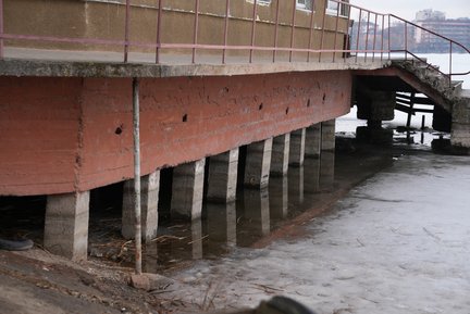 Міське озеро в Івано‑Франківську міліє через аварійний шлюз: причини витоку та план робіт