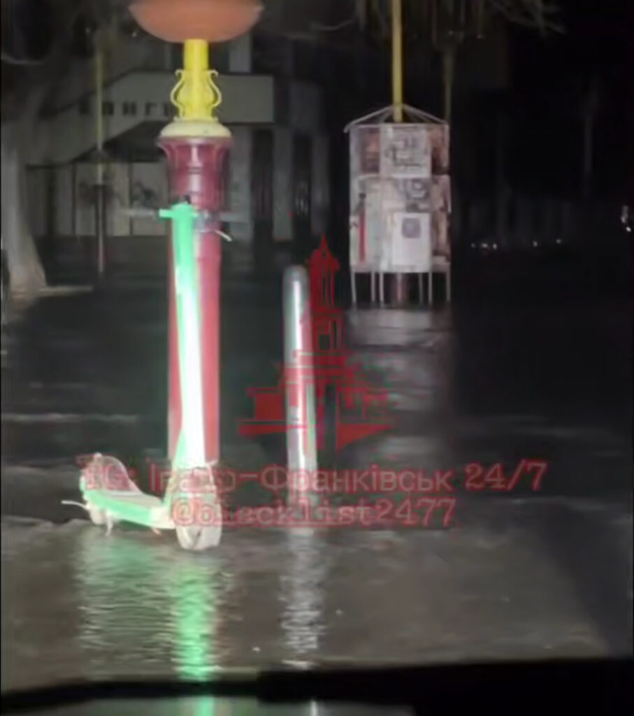 Прорив водопроводу в Івано‑Франківську: відкачали воду, мережу перекрили