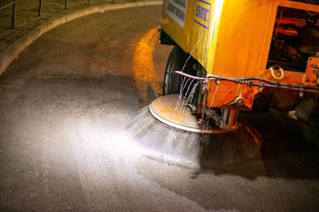 Вулиці Івано‑Франківська чистять спецпилососом із функцією поливу доріг