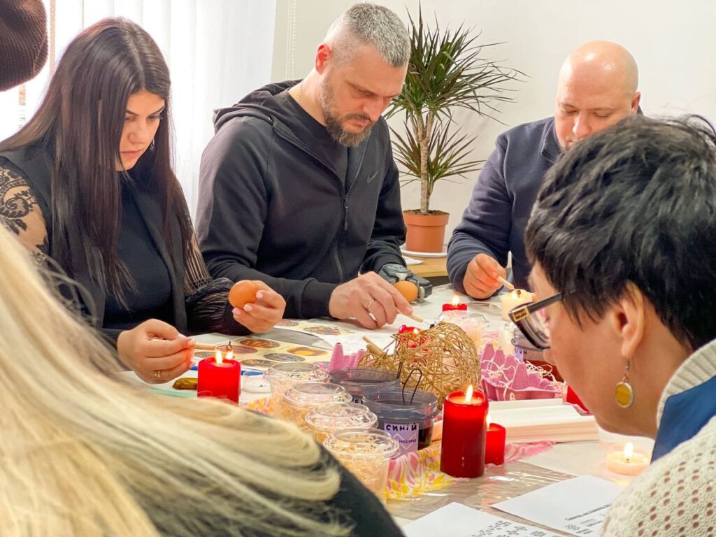 У Франківську в «Ветеран ПРО» провели воркшоп із писанкарства для ветеранів та родин захисників