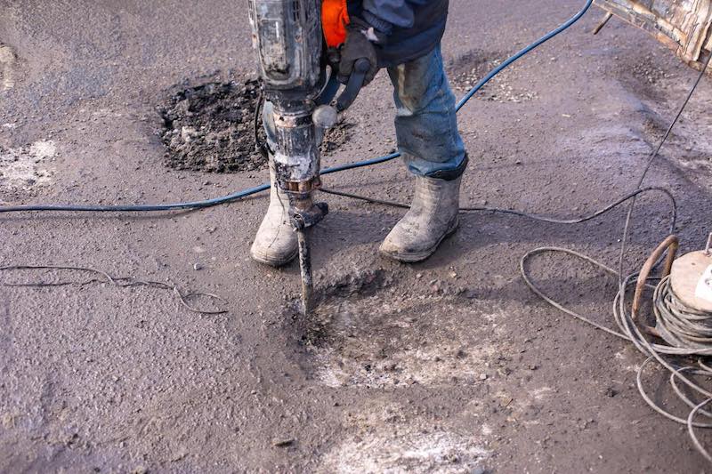 У Франківську переходять на гарячий асфальтобетон для латання ям — де працюють бригади