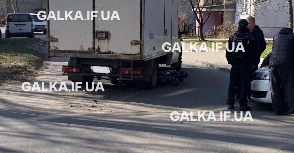 ДТП на вулиці Гната Хоткевича: мотоцикліст потрапив під вантажівку