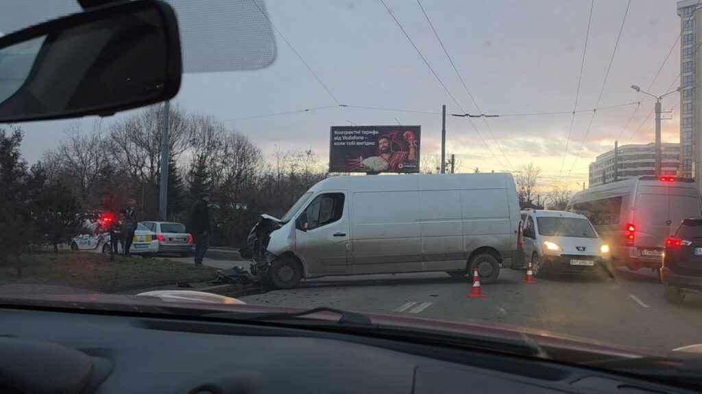 ДТП на вулиці Івасюка: Renault Master не надав переваги Mercedes‑Benz Sprinter