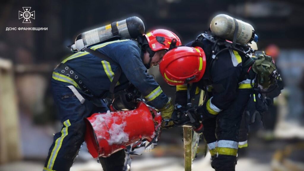Ранкова пожежа в Івано‑Франківському районі: понад 100 рятувальників і близько 30 одиниць техніки залучили до гасіння