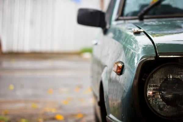 Занедбані авто у Франківську: муніципали за рік забрали близько 20 машин