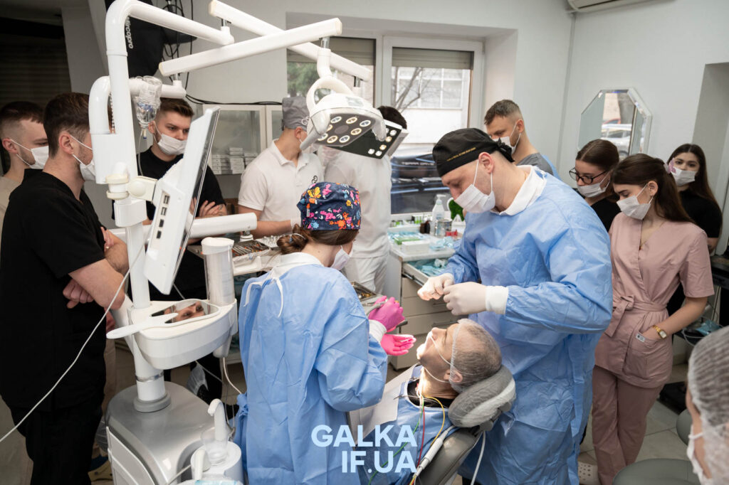 Імплантолог з Івано‑Франківська безкоштовно відновлює зуби військовим — допомогли вже 80 бійцям
