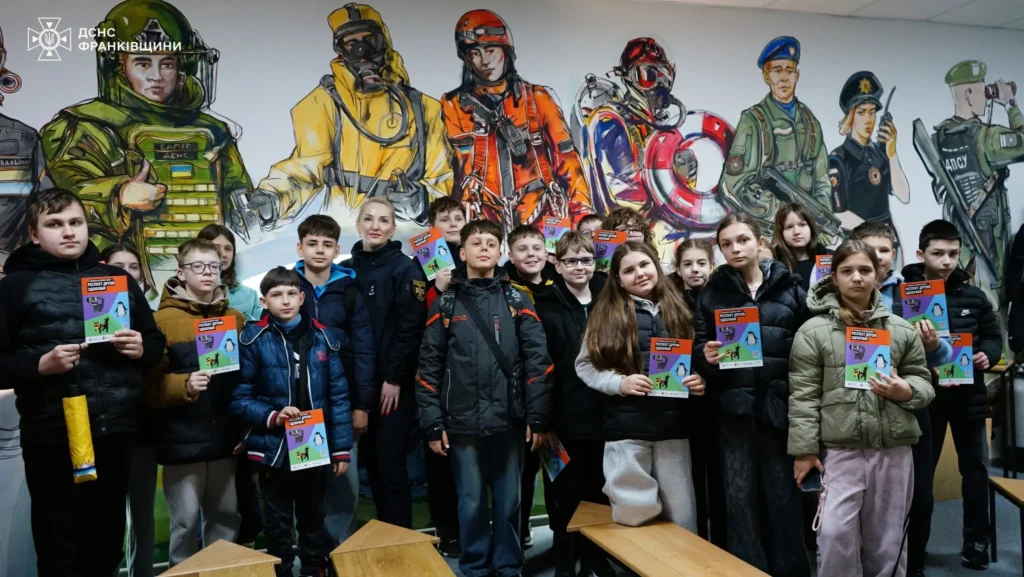 Прикарпатські рятувальники проводять уроки з мінної небезпеки для школярів