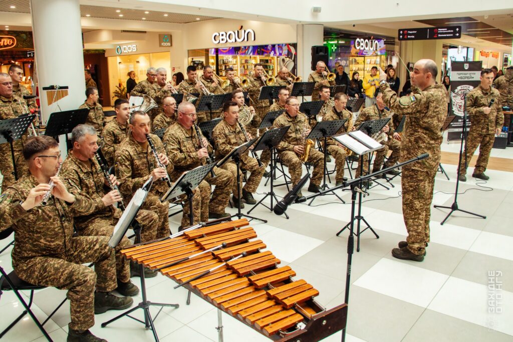 Гвардійці у Франківську презентували бойові дрони під час виступу духового оркестру