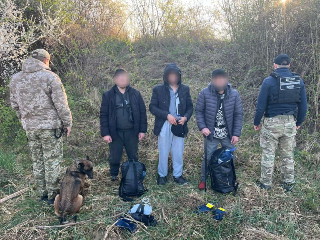 На Закарпатті за 400 метрів до кордону затримали прикарпатця та ще двох чоловіків