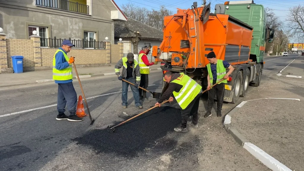 На Івано-Франківщині продовжили ремонт доріг державного значення: де працюють бригади