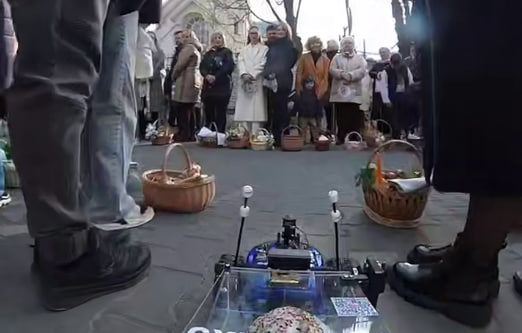 В Івано-Франківську робот доставив паску до церкви на освячення