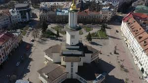 Біля Івано-Франківської ратуші розглядають новий проїзд для комунального транспорту