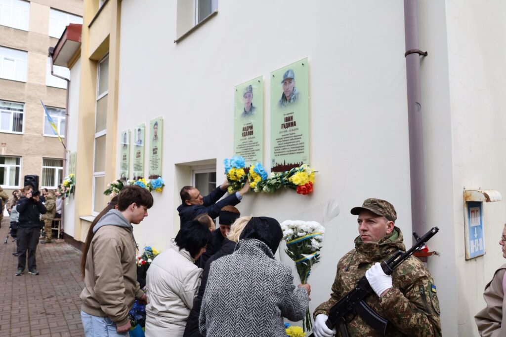 В Івано-Франківську на фасаді ліцею №11 відкрили пам’ятні дошки чотирьом полеглим захисникам