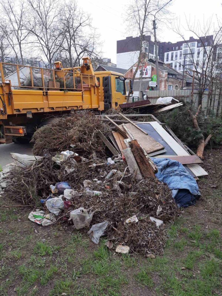 Контейнерний майданчик у Франківську: що не можна викидати та куди здавати великогабаритне сміття