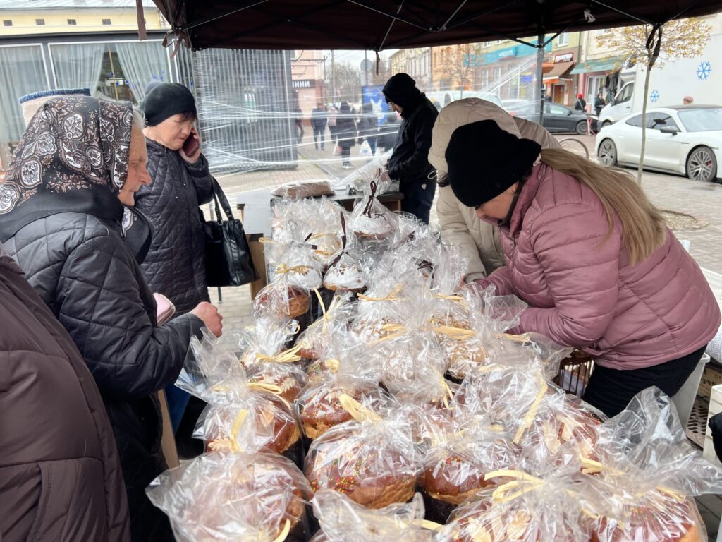 В Івано-Франківську стартував великодній ярмарок: паски продають від 40 гривень