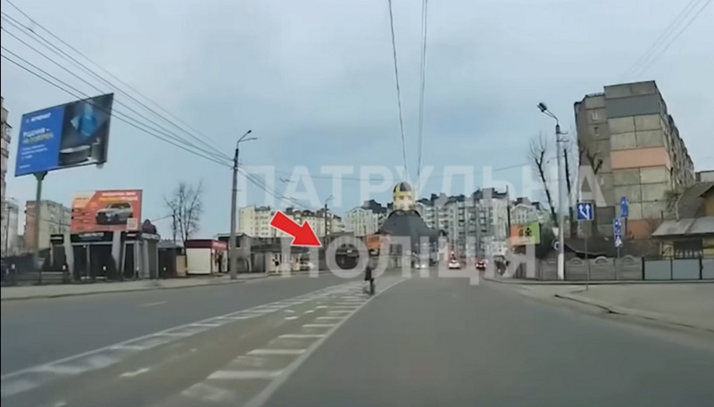 Івано-Франківськ: патруль оштрафував жінку за перебіг дороги перед службовим авто