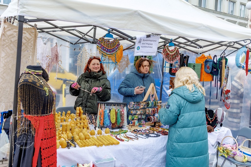 У Франківську волонтерська крамничка зібрала 106 тисяч гривень на дрони під час великоднього ярмарку