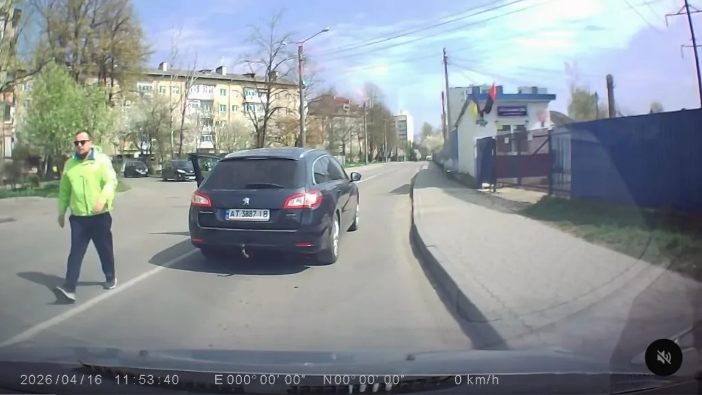 В Івано-Франківську жінка заявила про напад агресивного водія на перехресті Довженка і Сухомлинського