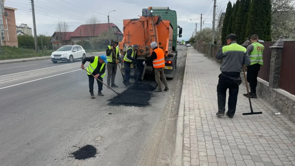 На Прикарпатті відремонтували близько 180 тисяч квадратних метрів державних доріг