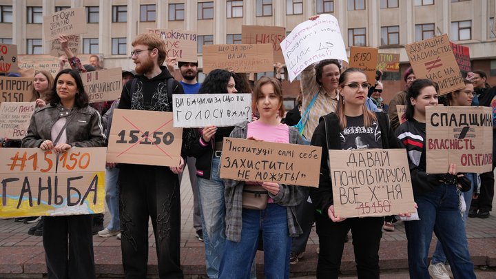В Івано-Франківську після мирної акції двоє чоловіків вирвали плакати в активісток, на них склали протоколи