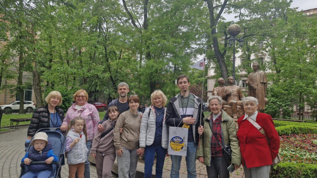 В Івано-Франківську під час благодійної екскурсії зібрали 1 890 грн для бригади екскурсовода Івана Бондарева