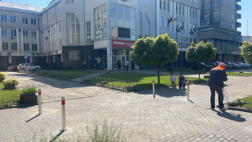 В Івано-Франківську точково встановлюють антипаркувальні стовпчики та знаки «Зупинку заборонено» у проблемних місцях