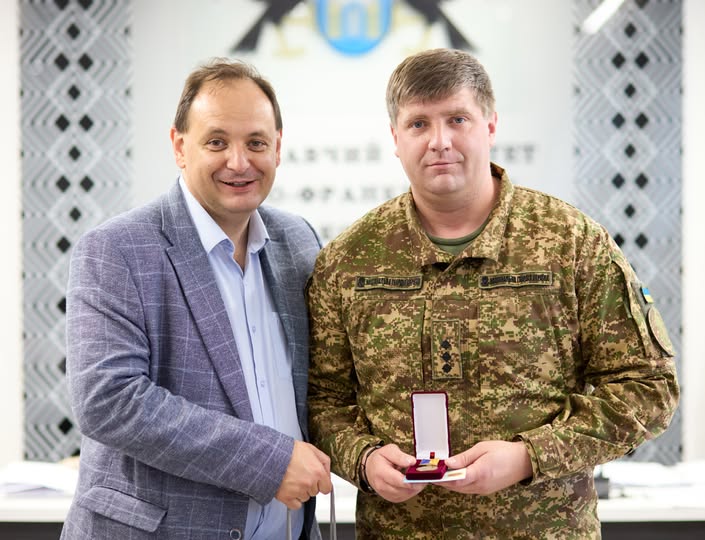 Марцінків вручив медаль «За честь і звитягу» лейтенанту Олександру Богачову