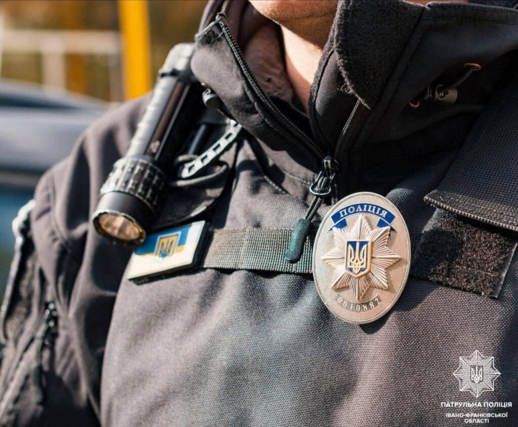 В Івано-Франківську на вулиці Василіянок затримали чоловіка, якого підозрюють у грабежі телефону