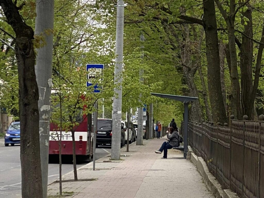 В Івано-Франківську біля парку Шевченка встановили нову зупинку громадського транспорту