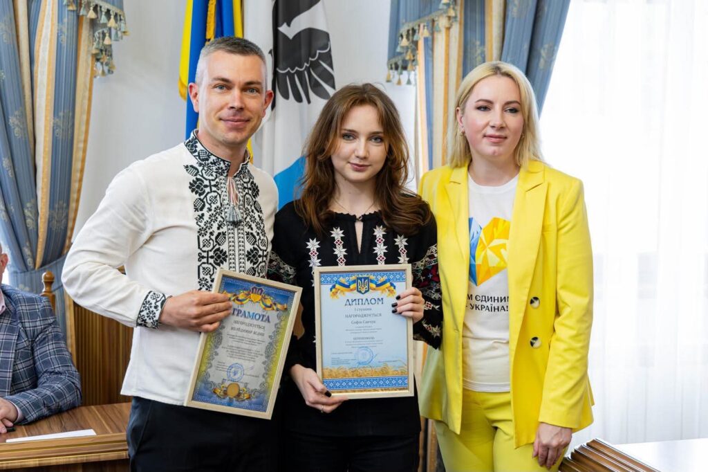 Світлана Онищук відзначила студентку з Івано-Франківська Софію Савчук — переможницю конкурсу Малої академії наук