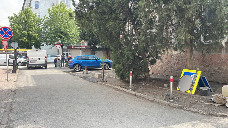 В Івано-Франківську встановили нові антипаркувальні стовпчики та знаки «Зупинку заборонено»: адреси