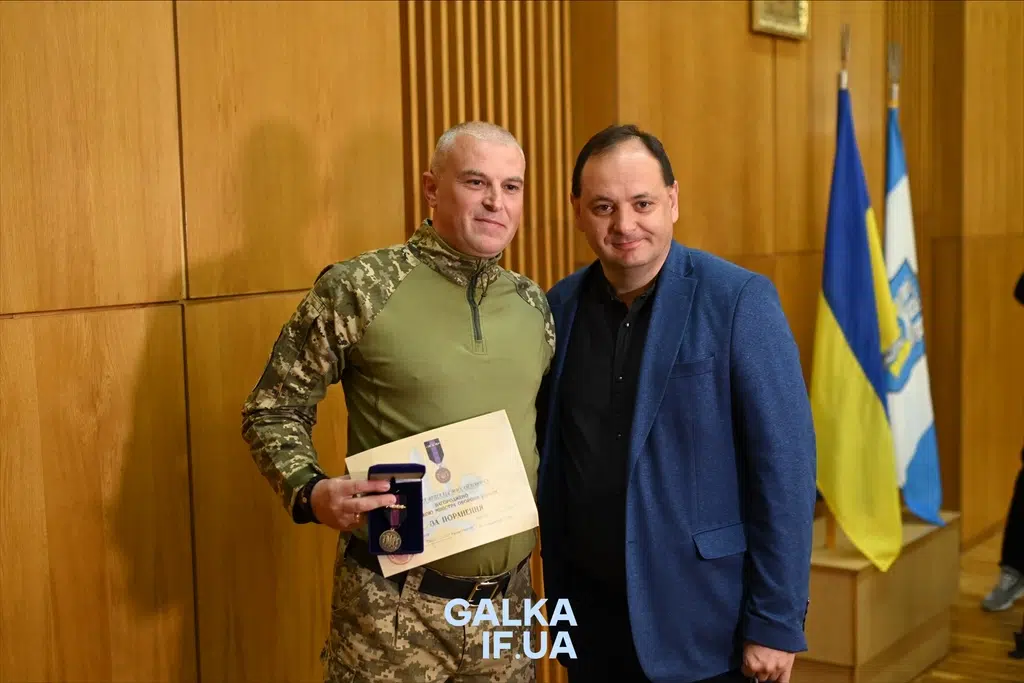Військового з Івано-Франківська Віталія Боднара відзначили нагородою Міноборони «За поранення»