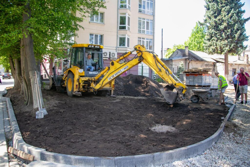 На вулиці Чорновола в Івано-Франківську облаштовують новий сквер на місці колишньої церкви