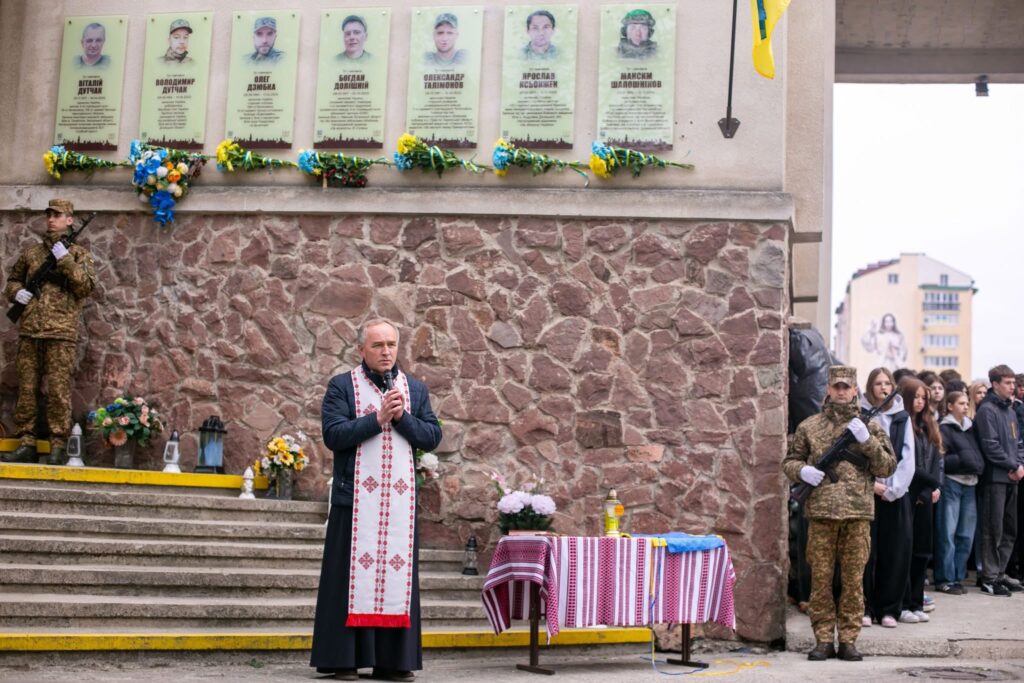 В Івано-Франківську відкрили анотаційну дошку загиблому воїну Максиму Шапошнікову