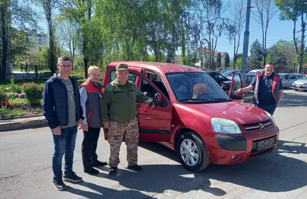 В Івано-Франківську працівники «Електроавтотрансу» передали автомобіль колишньому водієві тролейбуса, який служить у ЗСУ