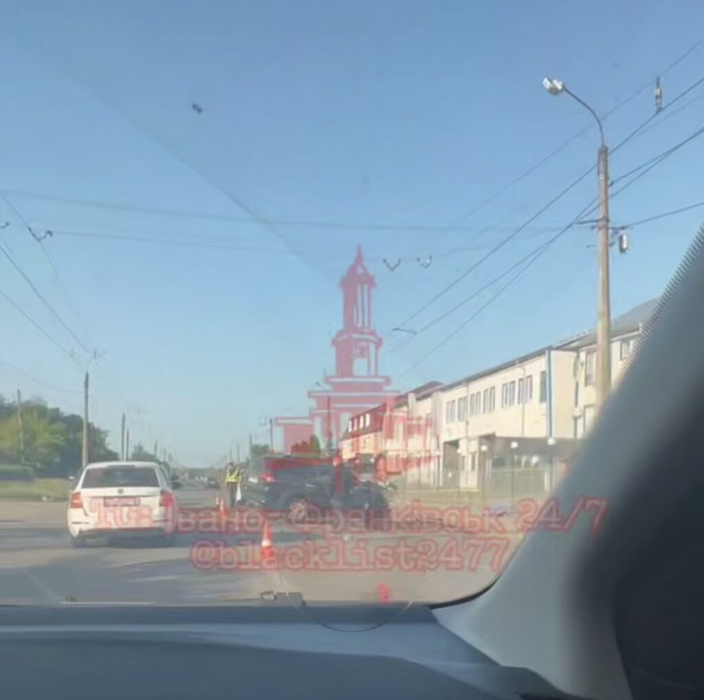 Смертельна ДТП в Івано-Франківську на вулиці Юності: загинула людина, серед травмованих — 16-річний підліток