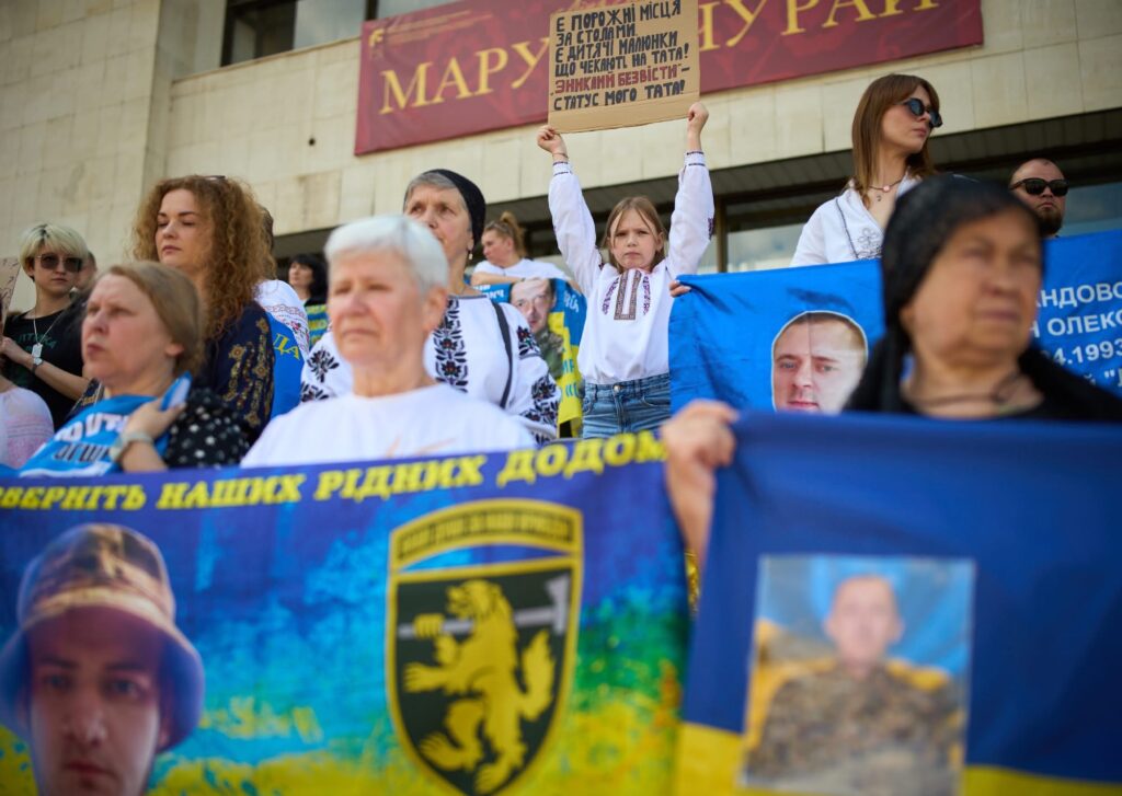 В Івано-Франківську біля драмтеатру відбулася акція на підтримку полонених