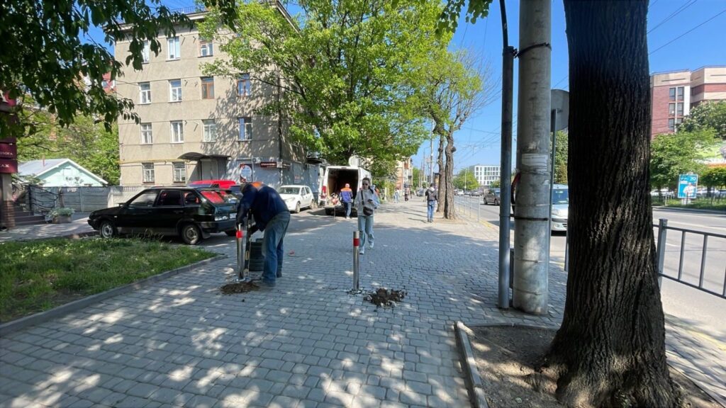 В Івано-Франківську встановили антипаркувальні стовпчики та знаки «Зупинку заборонено» біля садка, лікарні й суду