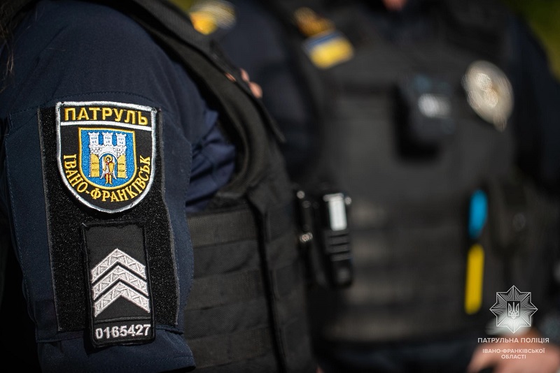 В Івано-Франківську патрульні вночі на Привокзальній площі знайшли 14-річну дівчину з Рівненщини