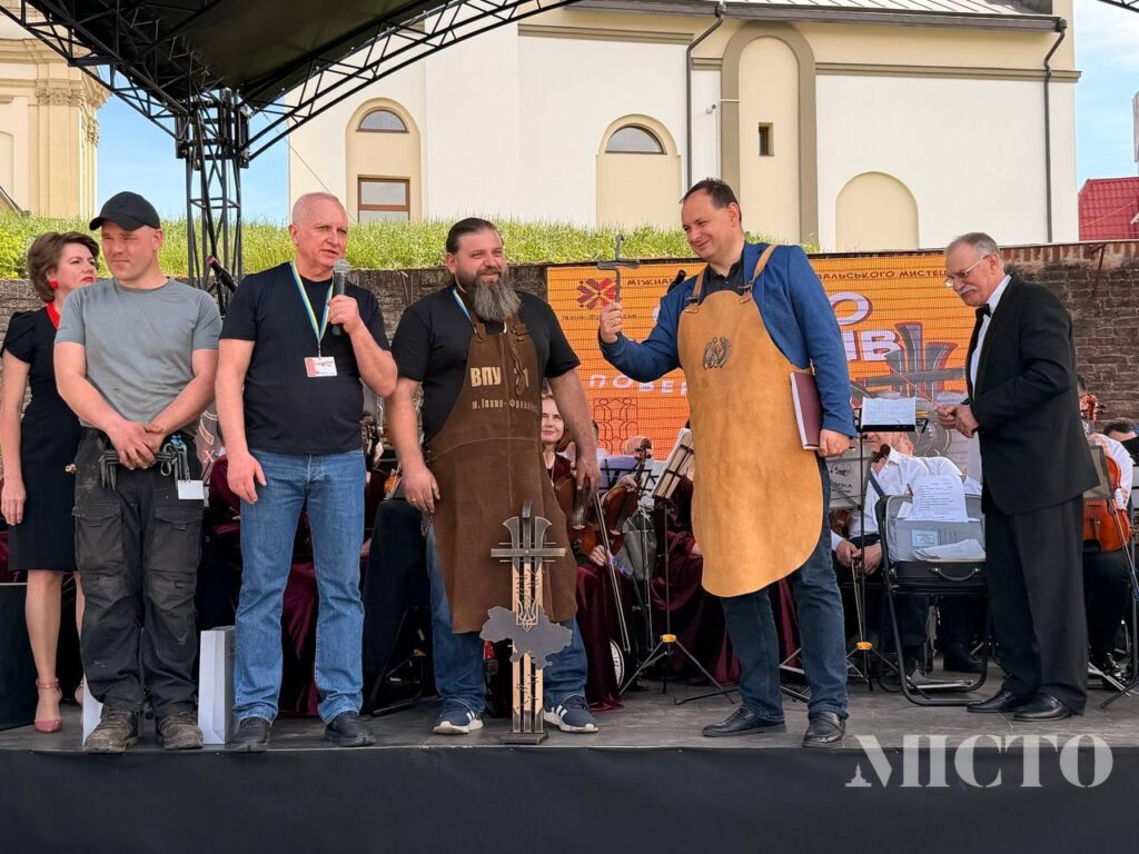 В Івано-Франківську відновили Свято ковалів: майстри виготовляють клямри для фронту