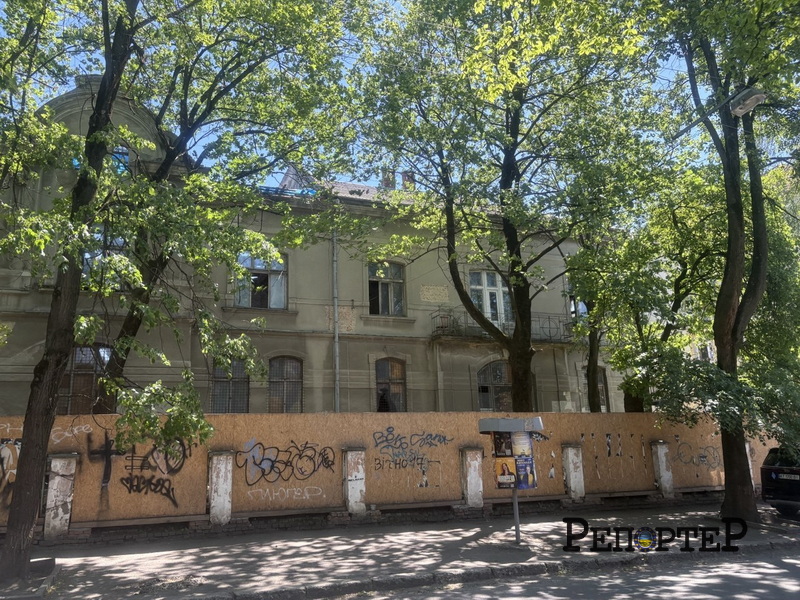 На Тарнавського, 12 в Івано-Франківську стартувала реставрація пам’ятки: демонтують аварійну стіну