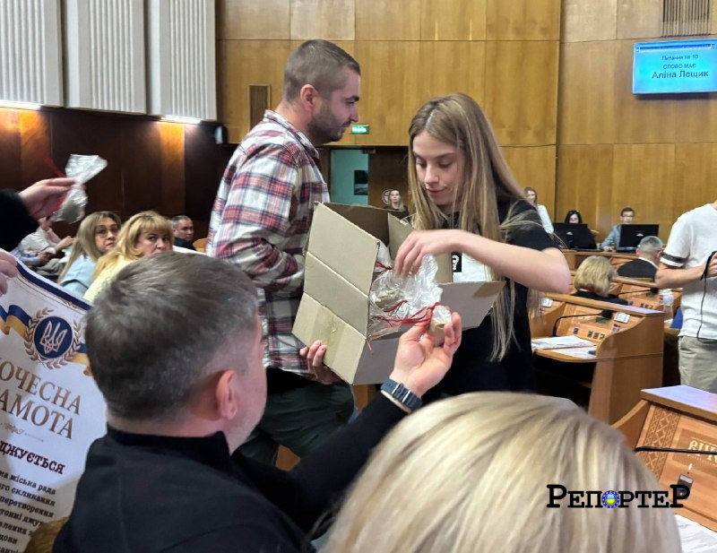 У Франківську активісти передали депутатам будівельне сміття та «грамоту» за забудову міста