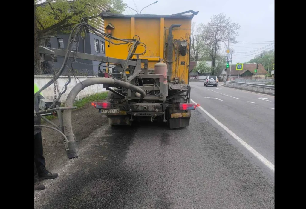 На дорогах державного значення Прикарпаття продовжують ліквідовувати локальну ямковість