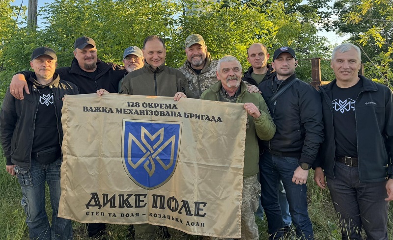 Руслан Марцінків із волонтерами доставив на схід пікап і сотні дронів для військових підрозділів