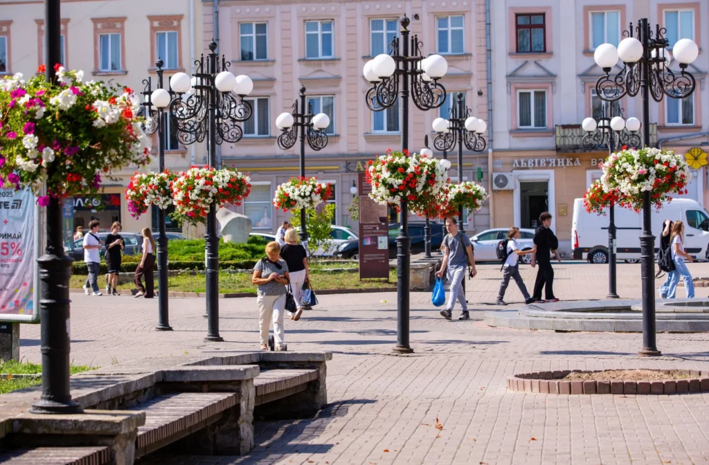 Погода на Прикарпатті 19 червня: короткочасний дощ, місцями гроза і до 27° тепла