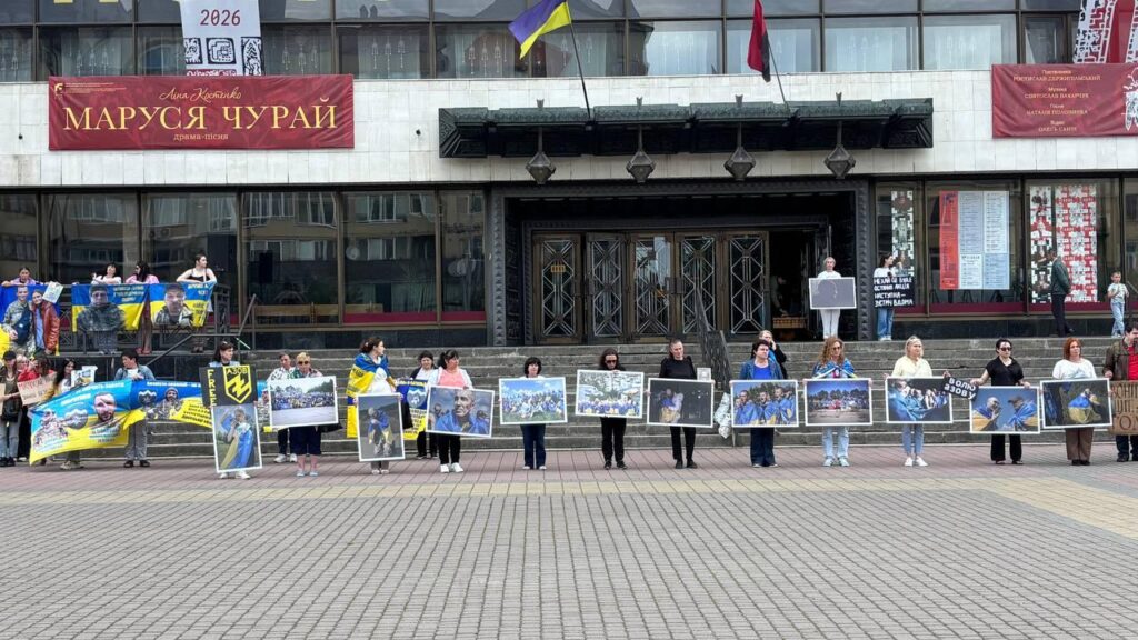 В Івано-Франківську на акції підтримки полонених показали фотопортрети військових, які повернулися з неволі